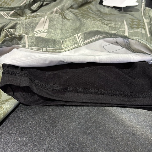 Quicksilver Board shorts,lined elastic waist,hip pockets,back velcro pocket,key - Picture 11 of 13